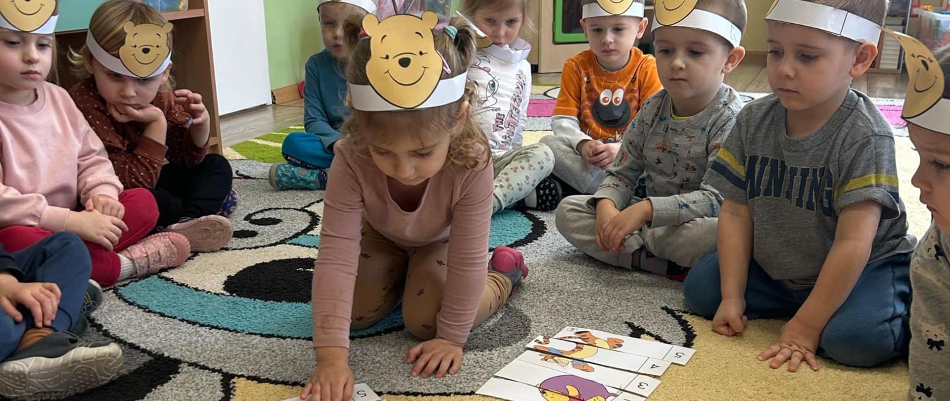 Dzieci obchodzą Dzień Kubusia Puchatka