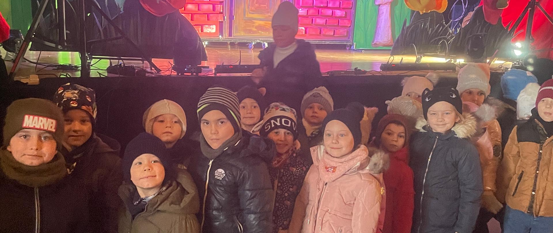 Grupa przedszkolaków na przedstawieniu teatralnym w kinie Iskra w Augustowie