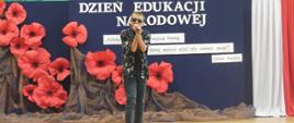 chłopiec śpiewa do mikrofonu