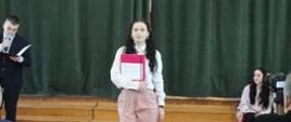 Prezentacja oferty edukacyjnej szkoły - uczennica promuje technikum ekonomiczne