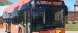 Zdjęcia przedstawiające elektryczny autobus szkolny służący do przewozu dzieci uczących się w szkole podstawowej w Krasnopolu. Autobus w kolorze pomarańczowym. Na masce autobusu (z prawej strony) znajdują się naklejki informujące o tym, że autobus jest dostoswany do przewozu osób niepełnosprawnych oraz wózków dziecięcych. Na masce autobusu (z jego prawej strony) umieszczono tablicę „uwaga dzieci”. Na prawym boku autobusu umieszczono herb gminy Krasnopol oraz informacje o tym, że zakup autobusu został sfinansowany ze Środków narodowego Funduszu Ochrony Środowiska i Gospodarki Wodnej.