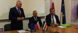 Starosta Hajnowski w obecności Wicemarszałka Województwa Podlaskiego i Dyrektora Zarządu Dróg Powiatowych podczas spotkania zabiera głos