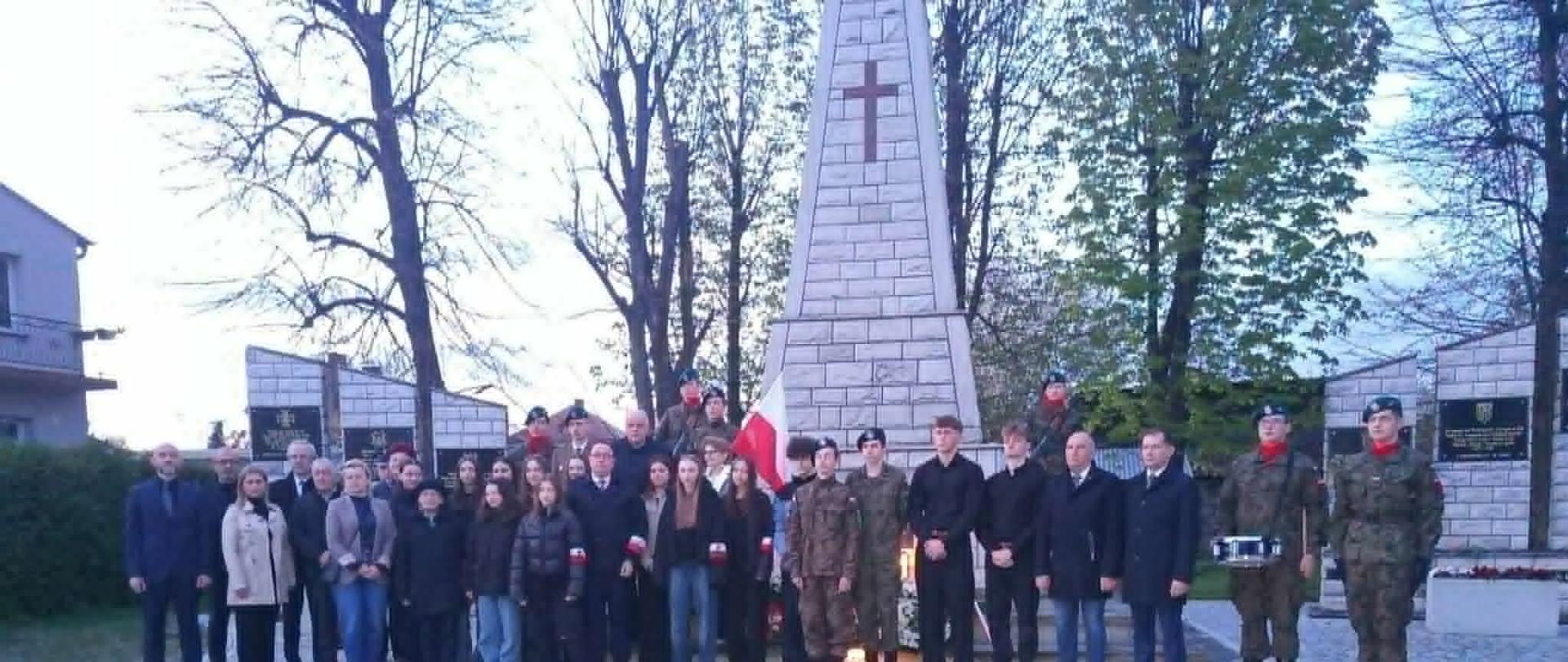 Uczestnicy wydarzenia pod Kwaterą Pamięci Narodowej w Szczucinie