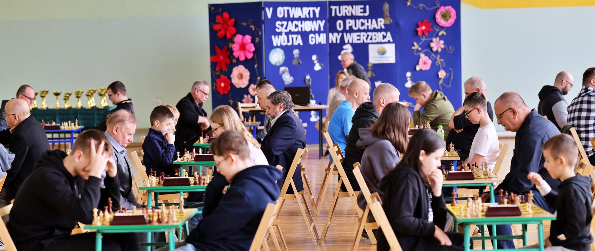 ludzie podczas grający w szachy podczas turnieju