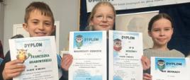 Uczniowie z dyplomami