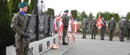 uroczyste obchody na cmentarzu komunalnym przy ul. ks. Henryka Kulbata pod pomnikiem poświęconym pomordowanym w Katyniu, Charkowie i Twerze-Miednoje oficerów 71. Pułku Piechoty, Wołyńskiej i Mazowieckiej Szkoły Podchorążych Rezerwy Artylerii delegacje złożyły wieńce i kwiaty.