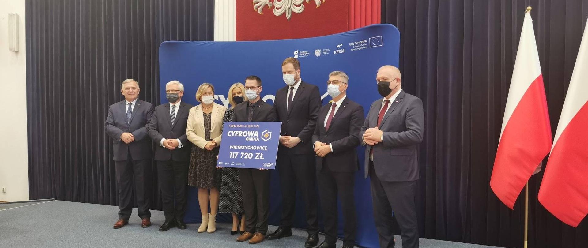 Wójt Gminy Wietrzychowice wraz z posłami na sejm oraz pełnomocnikiem Rządu do spraw Cyberbezpieczeństwa