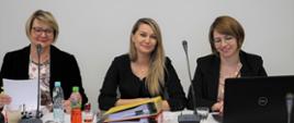 Sesja Rady Powiatu Białostockiego - od lewej skarbnik, sekretarz i radca prawny