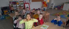 Dzieci w klasie przy stolikach