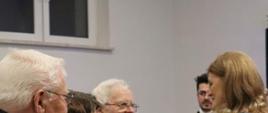 ZŁOTY JUBILEUSZ PAR MAŁŻEŃSKICH - Wręczenie Jubilatom słodkich upominków