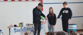 Uczniowie biorący udział w wykonywanym doświadczeniu