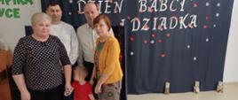 Przedszkolaki pozują do zdjęcia ze swoimi bliskimi, zaproszonymi na uroczystość