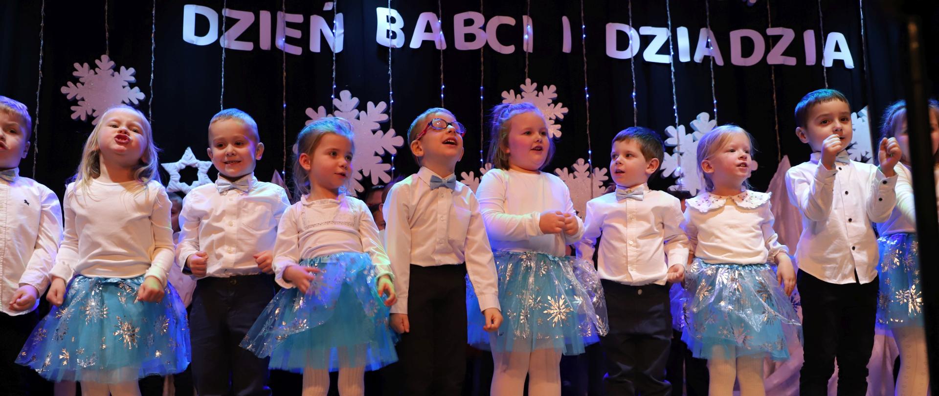 Dzieci podczas występu na scenie z okazji Dnia Babci i Dziadka