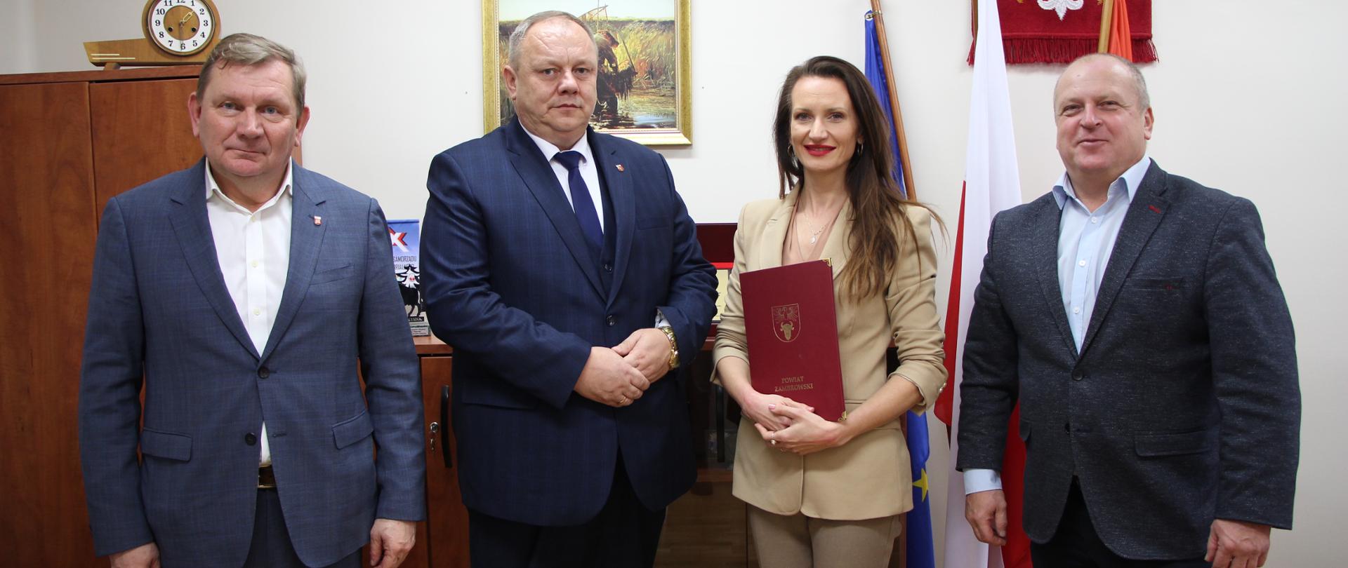 od lewej na zdjęciu grupowym: Wójt Gminy Rutki, Wójt Gminy Szumowo, Starosta Zambrowski i Wicestarosta Zambrowski
