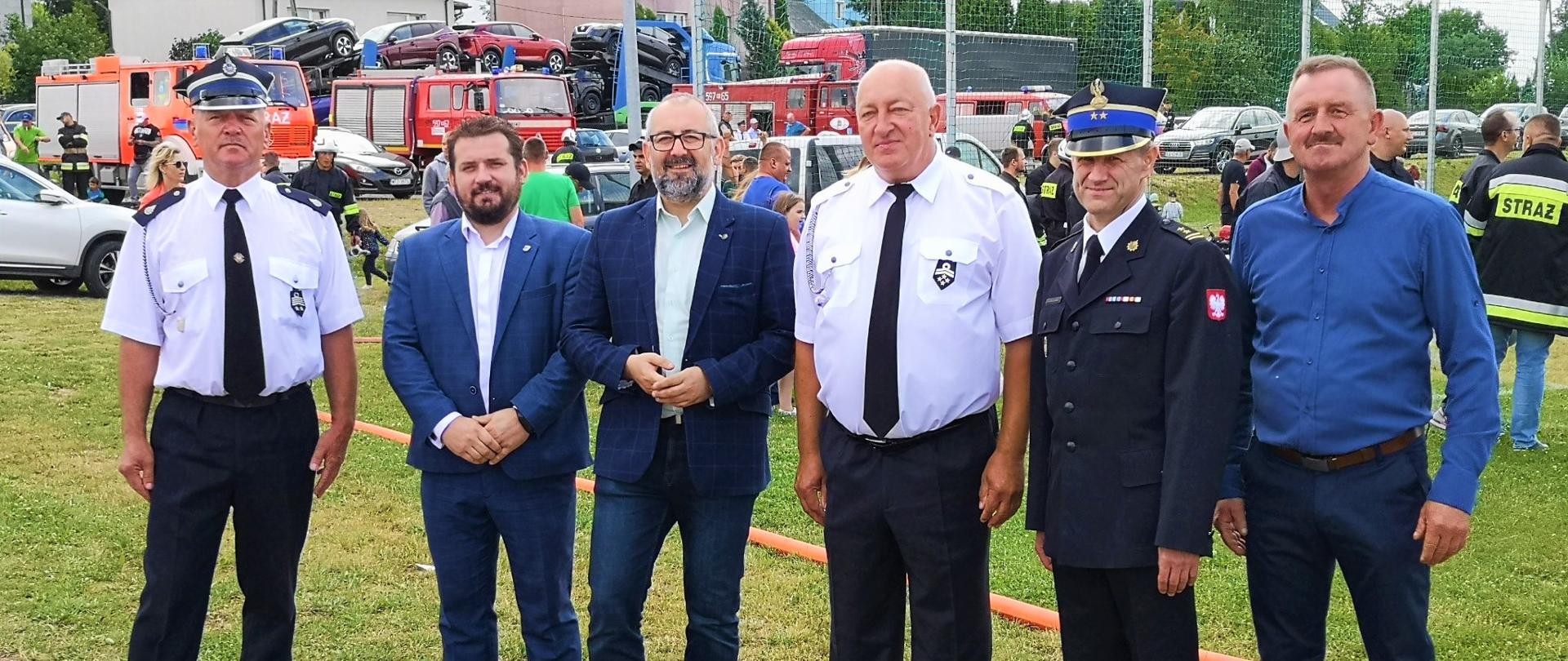 Na zdjęciu przedstawiciele Ochotniczych Straży Pożarnych w gminie Krzynowłoga Mała, Starosta Przasnyski Krzysztof Bieńkowski, Członek Zarządu Powiatu Przasnyskiego Paweł Mostowy oraz Wójt Krzynowłogi Małej Jerzy Humięcki.