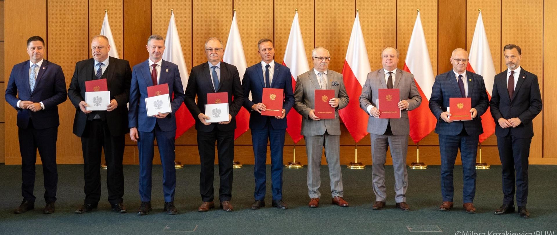 Przedstawiciele samorządów powiatu pozują do zdjęcia wspólnie z Wojewodą Podlaskim