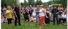 Występ grupy teatralnej z udziałem dorosłych aktorów. 