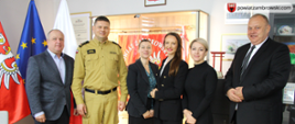 na zdjęciu od lewej znajdują się: wicestarosta zambrowski, komendant KPPSP w Zambrowie, skarbnik powiatu, starosta zambrowski, skarbnik gminy Szumowo oraz Wójt Gminy Szumowo w tle trzy flagi i sztandar powiatu