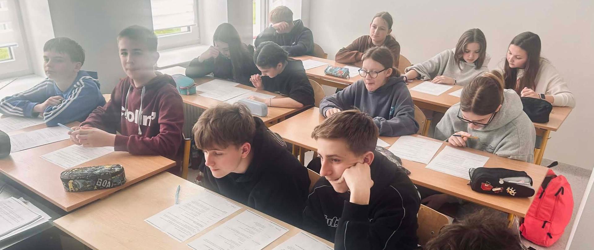 Uczniowie podczas lekcji online