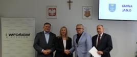 Podpisanie umowy na instalacje fotowoltaiczne wraz z magazynami energii na budynkach OSP w Trzcinicy, Szebniach i Warzycach w ramach programu „Dobra Energia w Twojej Gminie”
