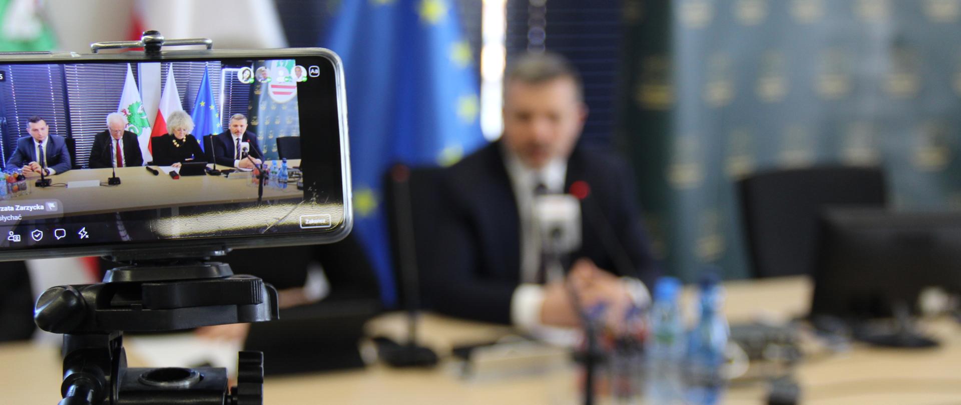 Konferencja prasowa fot. 4
Uczestnicy konferencji - obraz w telefonie 