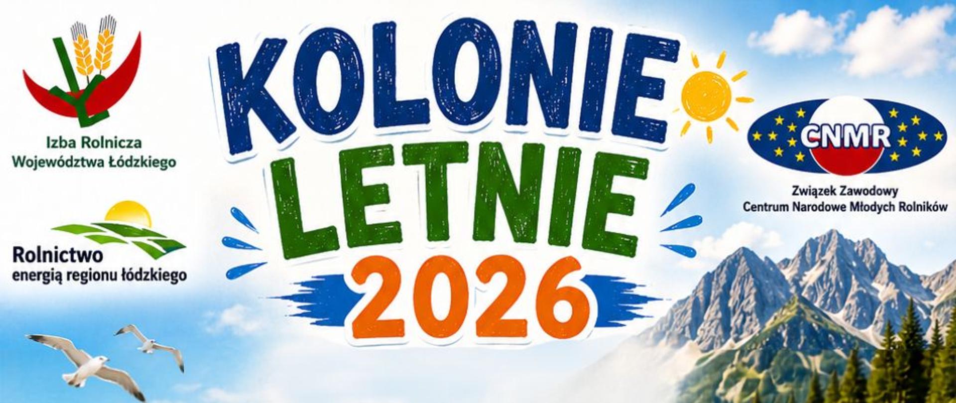 Plakat informacyjny zapraszający na Kolonie Letnie 2026 organizowane przez Izbę Rolniczą Województwa Łódzkiego we współpracy ze Związkiem Zawodowym Centrum Narodowe Młodych Rolników. W górnej części widnieją logotypy organizatorów oraz duży, kolorowy napis tytułowy na tle słonecznego nieba, morza i górskich szczytów. Centralną część zajmuje zdjęcie pięciorga uśmiechniętych dzieci w okularach przeciwsłonecznych. Poniżej w czterech osobnych ramkach opisano szczegóły turnusów wypoczynkowych w górach oraz nad morzem, zawierające miejsca, dokładne terminy oraz koszt wynoszący 950 złotych. Kolejna sekcja określa wiek uczestników jako dzieci urodzone w latach od 2010 do 2021. W dolnej części wymieniono świadczenia zapewniane przez organizatora, takie jak transport autokarem, wyżywienie, opieka medyczna i kadra pedagogiczna. Na samym dole po prawej stronie znajduje się zdjęcie białego autokaru turystycznego oraz pełne dane kontaktowe do Biura Powiatowego w Radomsku, a także informacja o dofinansowaniu wypoczynku ze środków Funduszu Składkowego Ubezpieczenia Społecznego Rolników w kwocie 1250 złotych na uczestnika.