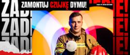 Strażak w mundurze trzyma czujkę dymu i hełm. Napis: „Zadbaj o siebie! Zamontuj czujkę dymu. Większość śmiertelnych pożarów powstaje w nocy.”