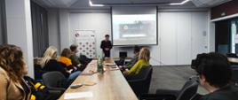 Podczas seminarium prowadzący Jakub Kamiński - organizator społeczności lokalnej w Centrum Usług Społecznych w Żyrardowie