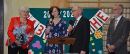 W trakcie wręczenie nagród nagrodzonym uczennicom - goście z Niemiec wraz z tłumaczem przy głosie