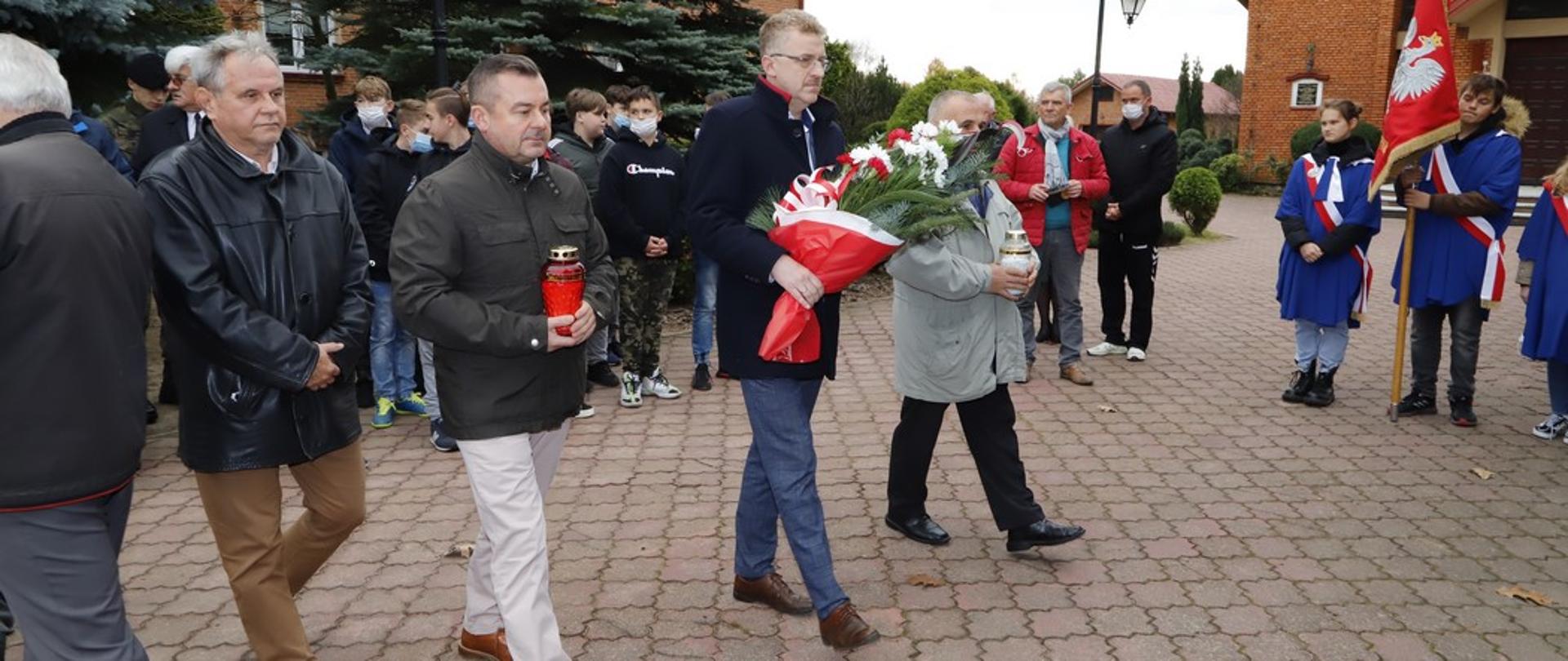 Uroczystość przed obeliskiem upamiętniającym śmierć 19 - letniego kaprala Tadeusza Jencza ps. „Allan”