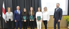 Nagrodzeni uczniowie pozują do zdjęcia z przedstawicielami powiatowych władz i dyrekcją II LO z DNJB