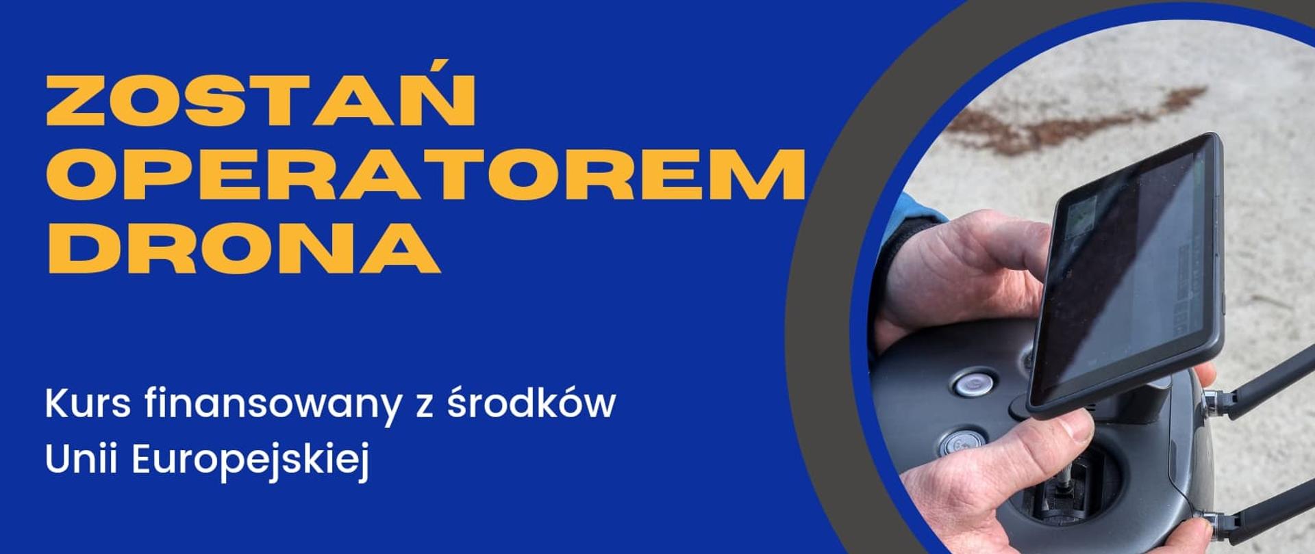 plakat informacyjny o kursie operatorów dronów, białe litery na niebieskim tle i zdjęcie drona w dolnym lewym rogu