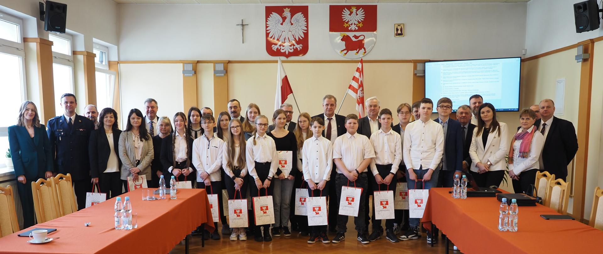 Młodzieżowa Rada Gminy Wyszki ze starostą bielskim Sławomirem Jerzym Snarskim oraz radnymi i uczestnikami 38. sesji Rady Powiatu