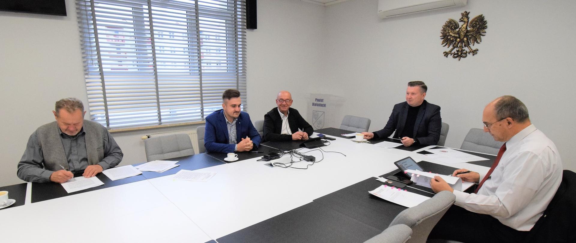 Zarząd Powiatu Białostockiego - wtorkowe obrady w sali konferencyjnej Starostwa

