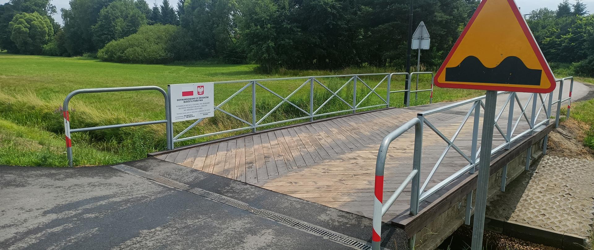 Most na ul. Rzecznej przed nim znak drogowy