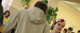 Pokaz tańców ludowych - tańczą uczniowie szkoły i ósmoklasiści
