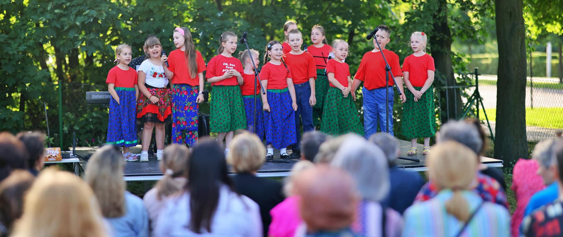 ludzie podczas występów młodzieży i dorosłych