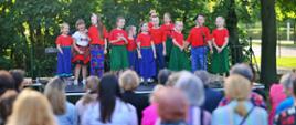 ludzie podczas występów młodzieży i dorosłych