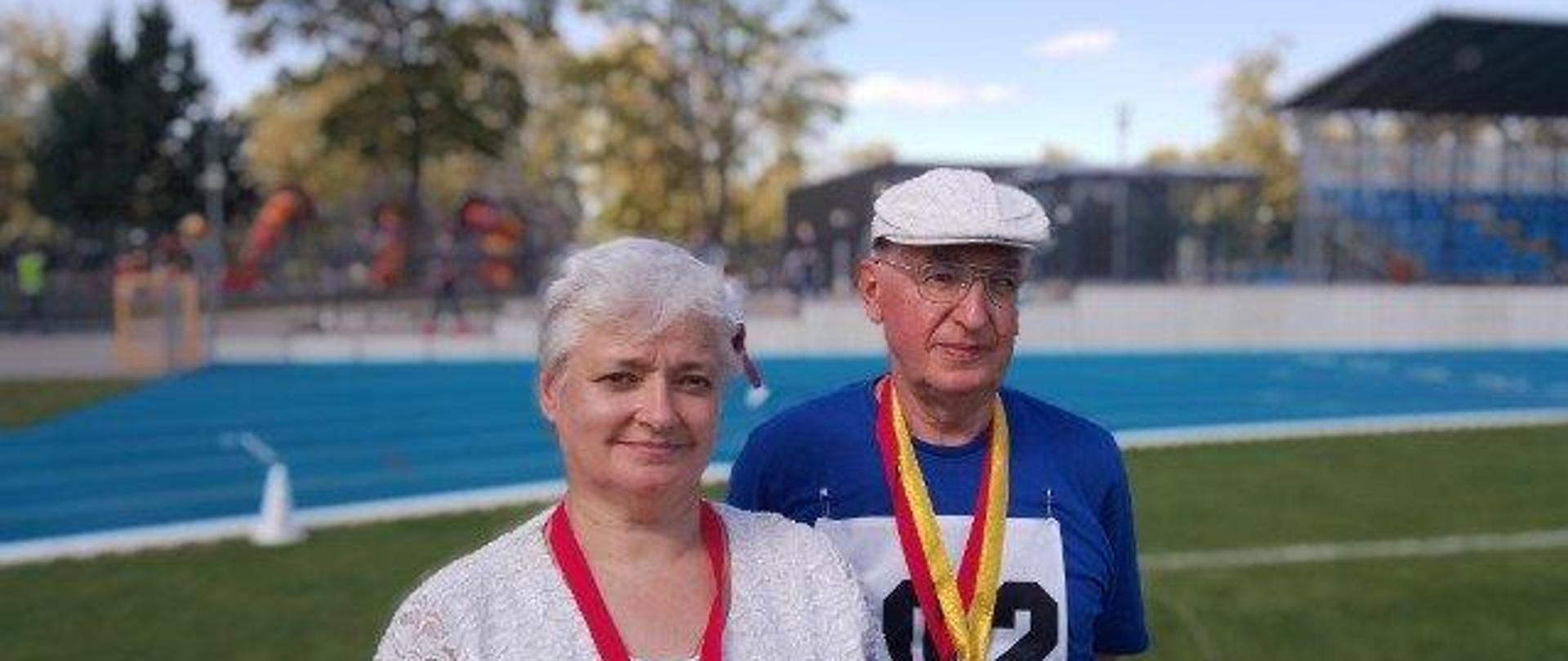Członkowie Koła - Helena i Mikołaj na stadionie