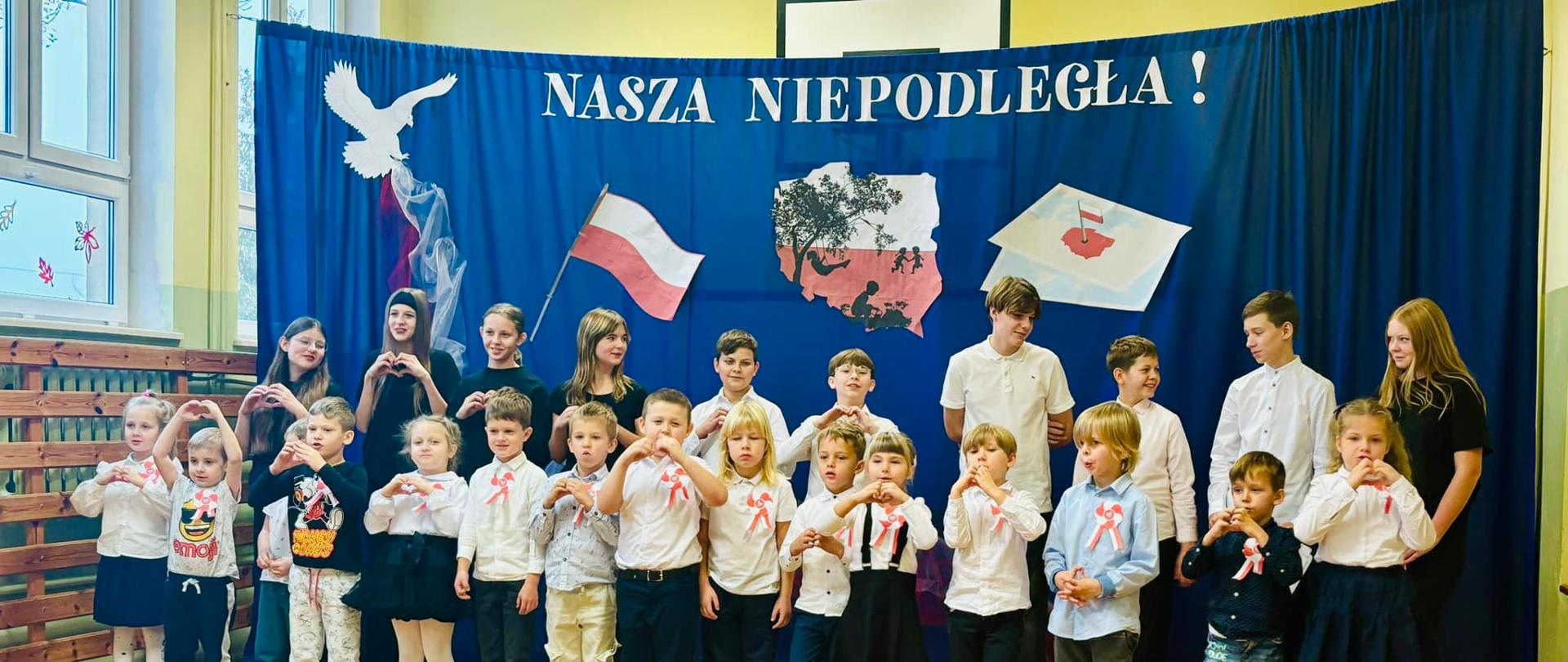 Uczniowie podczas apelu z okazji Narodowego Święta Niepodległości 