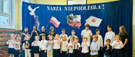 Uczniowie podczas apelu z okazji Narodowego Święta Niepodległości 