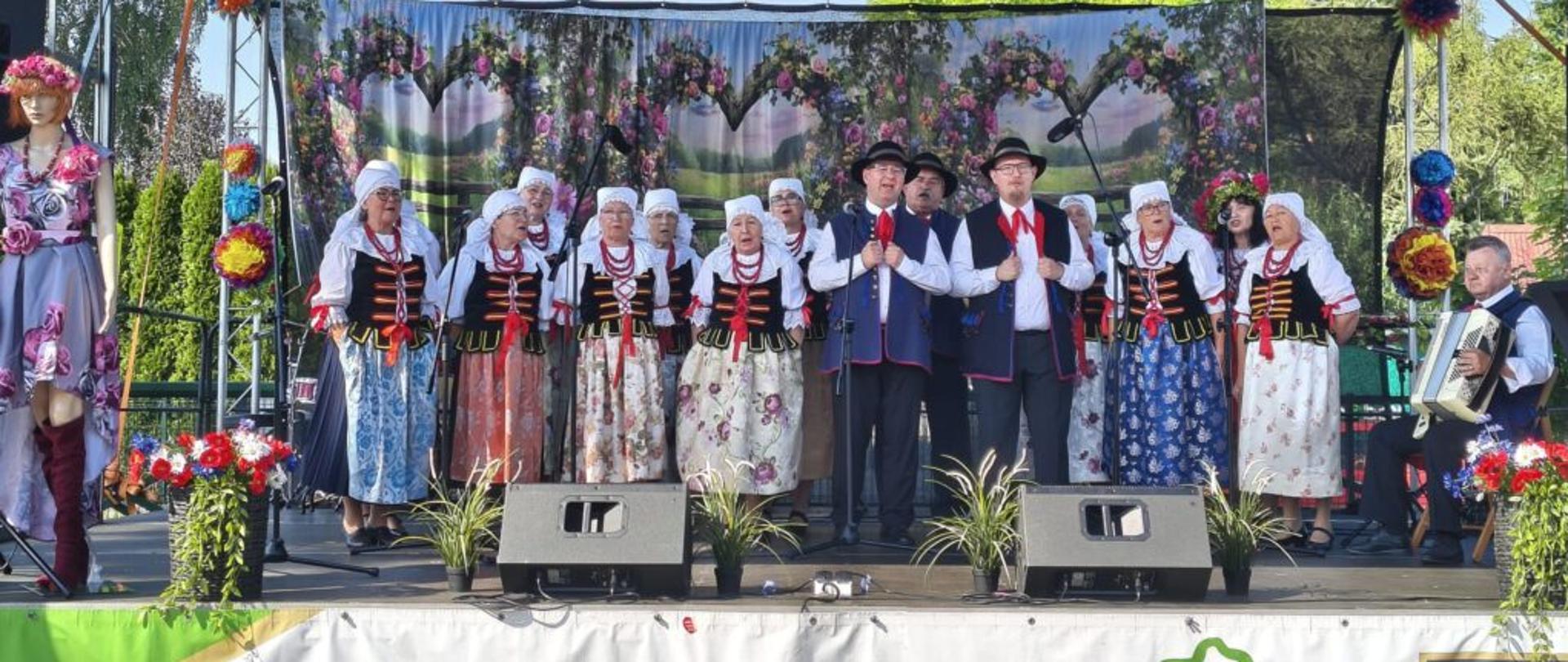 Zespół w strojach śląskich na scenie