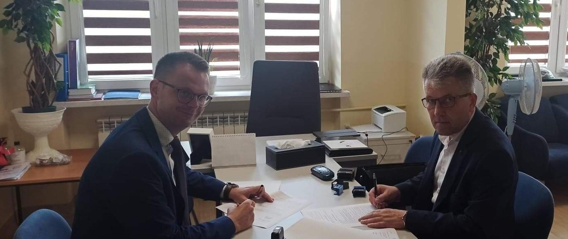 zdjęcie przedstawia od lewej Wójta Gminy Wietrzychowice oraz Pana Wiesława Głowę podpisujących umowę.