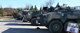 Zdjęcie przedstawia pojazdy wojskowe stojące na zewnątrz