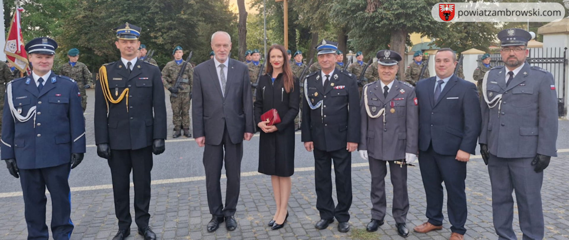 zdjęcie grupowe na którym znajdują się następujące osoby, służby mundurowe, senator RP, starosta zambrowski i członek zarządu powiatu zambrowskiego