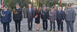 zdjęcie grupowe na którym znajdują się następujące osoby, służby mundurowe, senator RP, starosta zambrowski i członek zarządu powiatu zambrowskiego