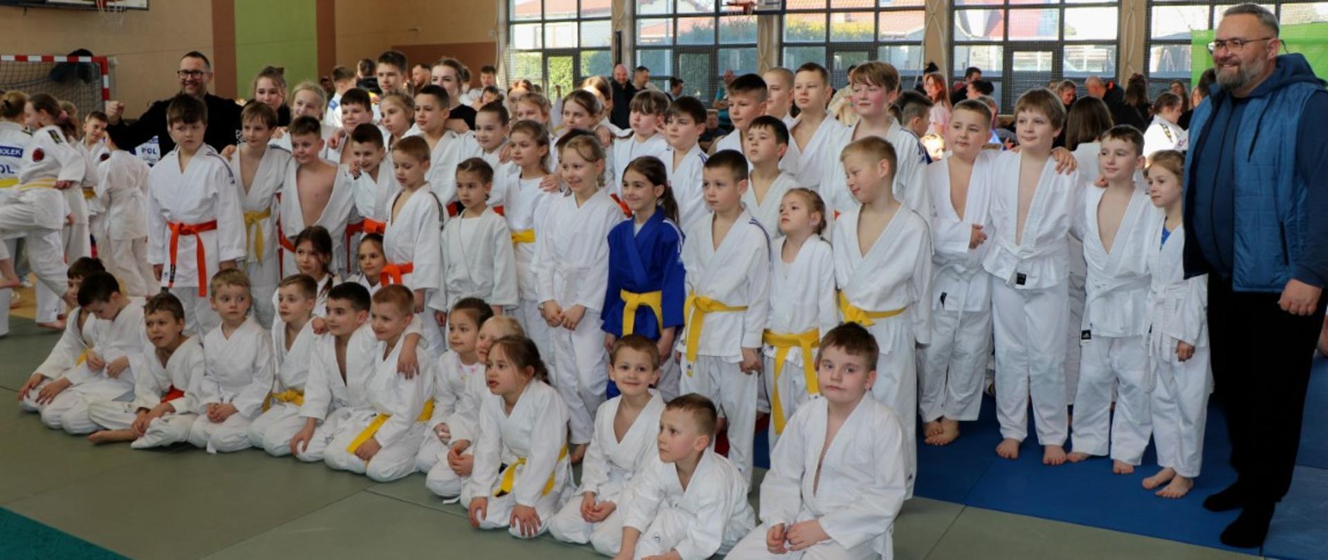 Na zdjęciu widać młodzież na turnieju Judo