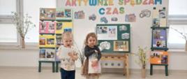 Nagrodzone dzieci pozują do zdjęcia na tle ścianki podsumowującej konkurs