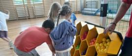 Uczniowie aktywnie uczestniczą w warsztatach.