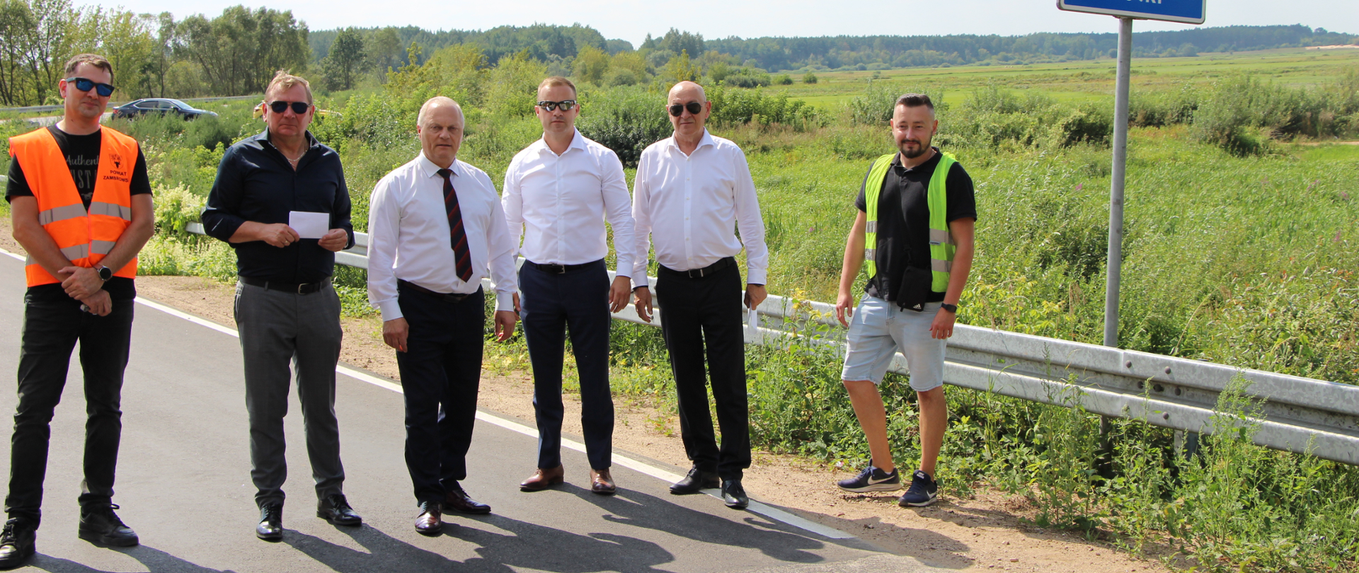 grupowe zdjęcie od lewej pracownik Starostwa Powiatu Zambrowskiego, Wójt Gminy Rutki, Wiceminister Rolnictwa i Rozwoju Wsi, Wicestarosta Zambrowski, Starosta Zambrowski i Kierownik Robót Budowy firmy BIK Projekt Łomża